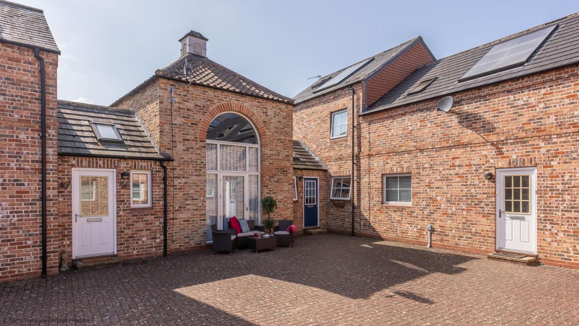 Dovecote House - Luxury Town House - Dog Friendly Villa - York — Photos 3